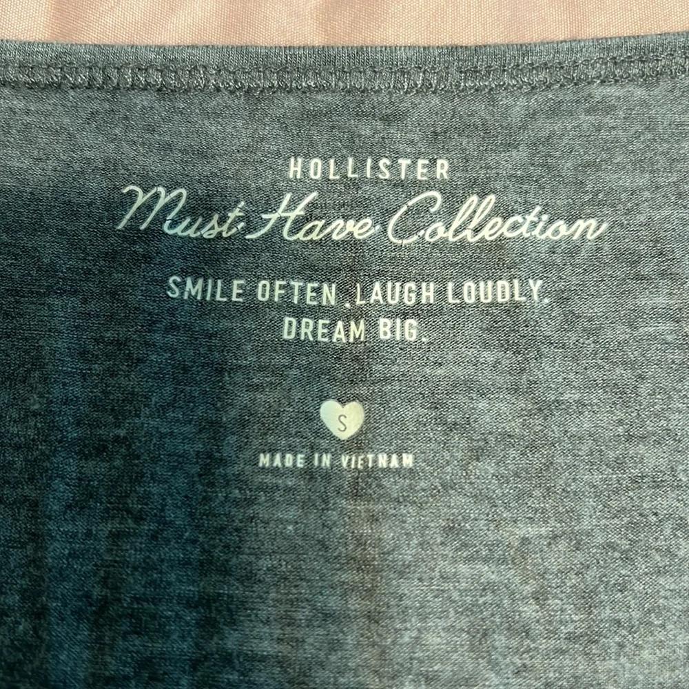Women’s Hollister Must Have Short Sleeve T-Shirt - Picture 2 of 2